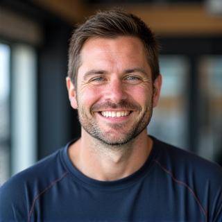 Grianghraf gairmiúil de Phól Ó Murchú, príomh-chóitseálaí.